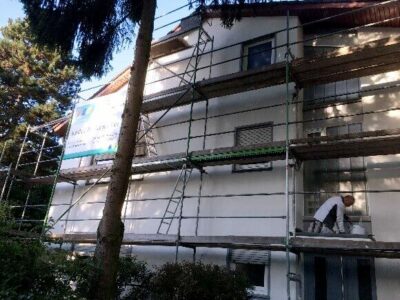 Garust an Hausfassade eines mehrfamilienhaus
