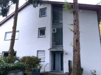 fertig sanierte Hausfassade eines Mehrfamilienhauses