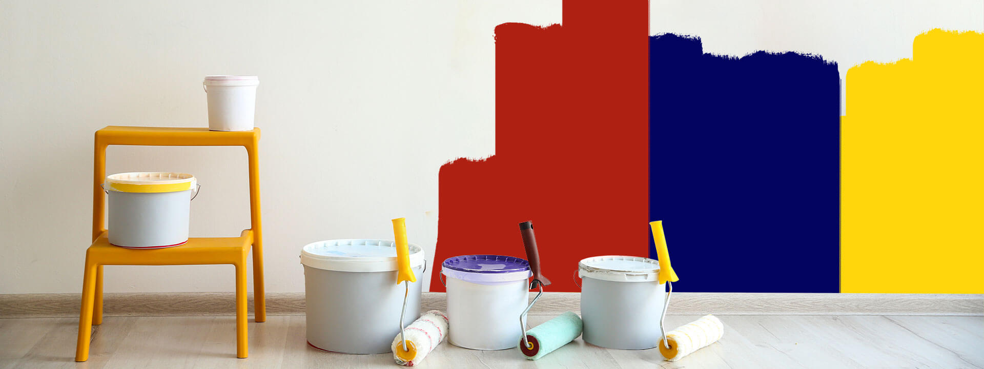 Wand wird mit roter, blauer und gelber Farbe gestrichen