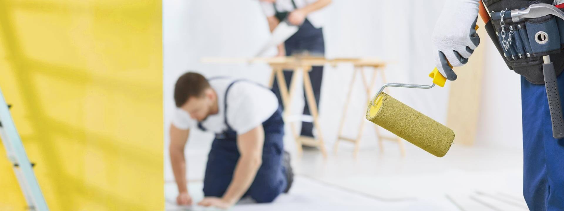 3 Handwerker renovieren ein Zimmer